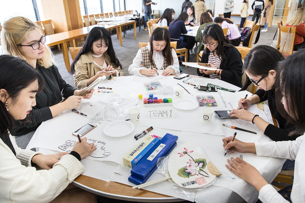 Calligraphy Fan Making” Event Held to Commemorate Hangul Proclamation Day