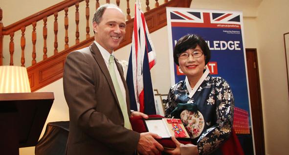 정희선 동문(약학 78년 졸업) 한국 여성 최초 영국 여왕 훈장 ‘CBE’ 수훈