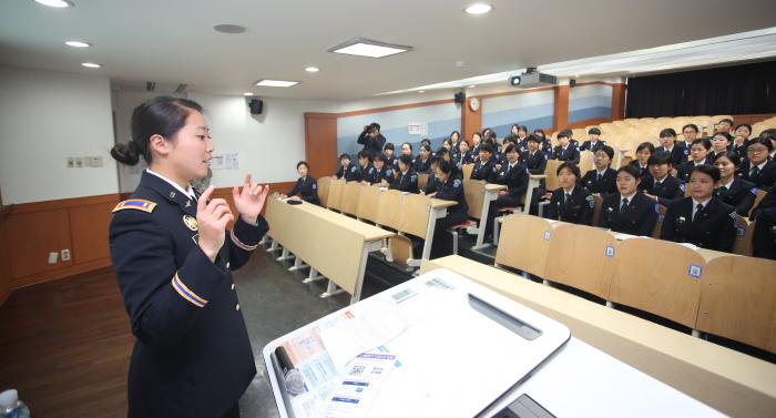 한인 여성 최초, 미 아파치 헬기 조종사 사라 전 중위 초청 특강 개최
