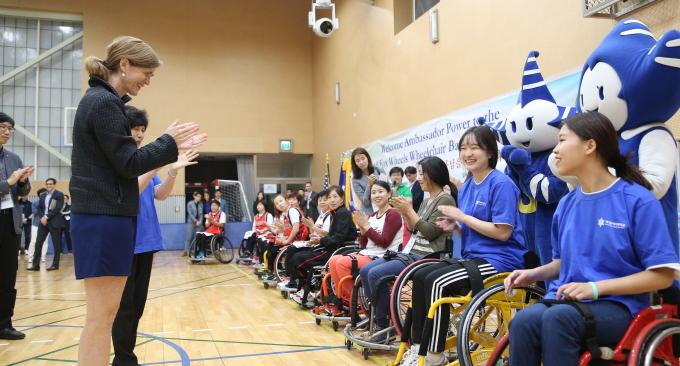 사만다 파워 유엔주재 미대사와 함께 한 여성 휠체어 농구경기
