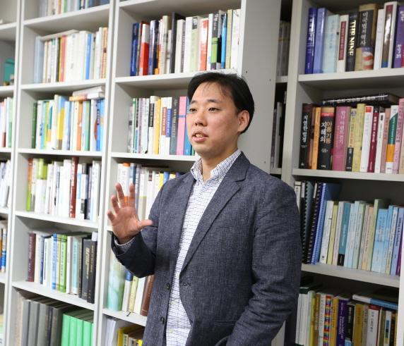 소수자 인권 연구하는 대표적 진보 법학자, 홍성수 교수 인터뷰