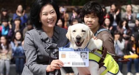 Lucy, a guide dog, becomes an honorary student at Sookmyung Women’s University