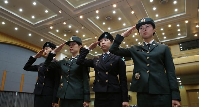 '1st place in all of ROTC', our university's Park Ki-eun cadet receives the Presidential Award at