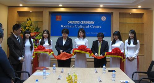 Our university establishes an operation base in Vietnam to spread Korean culture