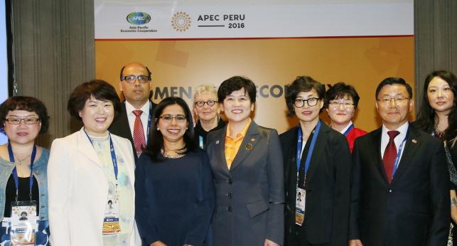 The Asia Pacific Women's Information Network Center, holds a smart technology seminar with APEC wome