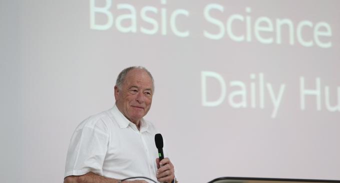 Nobel Prize winning Professor Kurt Wüthrich discusses the way of scientists with Sookmyungians!