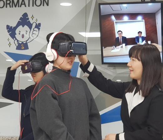 “Overcome interview jitters through VR!” Career Development Center conducts VR mock interviews