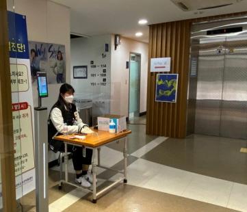 Sookmyung Women’s University provides safety management at exam sites with quarantine supplies from the Yongsan-gu Office.