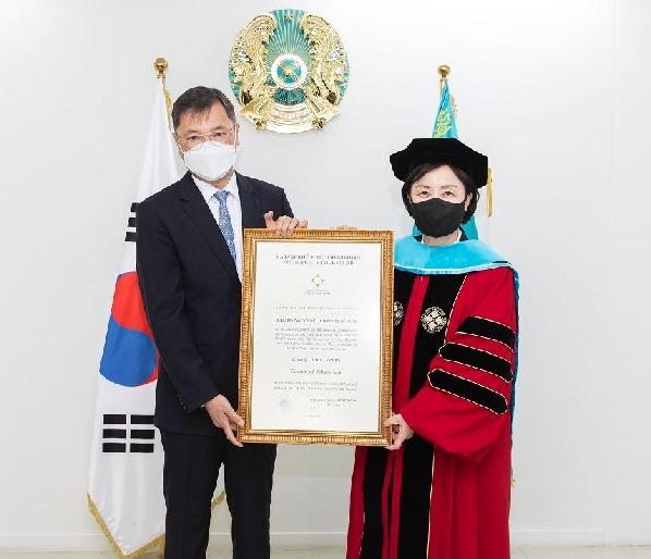 President Yunkeum Chang received an honorary doctorate from the Kazakh National University of Arts