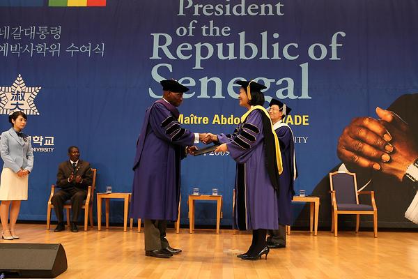 우리 대학, 압둘라이 와드 세네갈 대통령에 명예박사 학위 수여