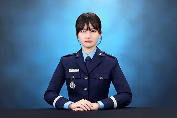 ‘여대 최초’ 공군학군단 첫 기수 임관…6·25 참전 할아버지 이어 군인의 길 택한 권신영 동문