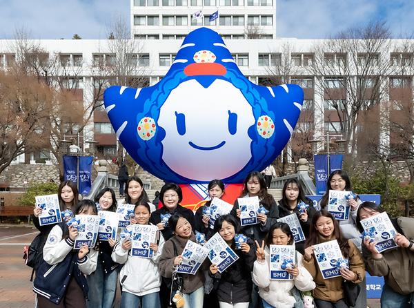 맑게 갠 개강 첫날, 총장님과 함께하는 새 학기 응원 이벤트 열려