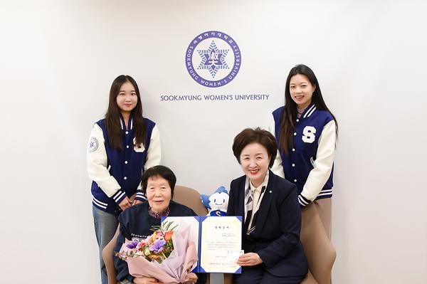 Kim Jung-ja, the Oldest Korean SAT Taker Who Appeared On “You Quiz on The Block”, Achieves Her Life-long Dream of Attend